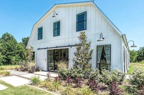 Fixer Upper Barndominium, Fixer Upper Houses, Fixer Upper Homes, Fixer Upper Home, Fixer Upper House, Hgtv Fixer Upper, Chip And Jo, Barn Renovation, Magnolia Market