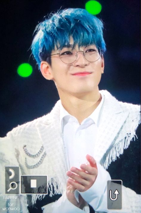 Hair Highlights Ideas, Blue Hair Highlights, Brunette Hairstyles, Svt Wonwoo, Highlights Ideas, Blue Ombre Hair, Kpop Bias, Hair Over 50, Seventeen Memes