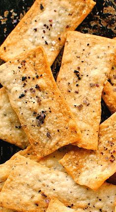 Crispy Flatbread Recipes, Flatbread Crackers Recipe, Flatbread Crisps, Flatbread Crackers, Savory Cookies, Homemade Crackers Recipe, Crispy Flatbread, Savoury Crackers, Healthy Crackers