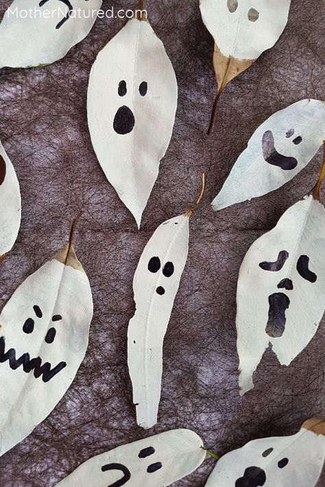 Egg Carton Bats And Leaf Ghosts, Leaf Halloween Craft, Nature Halloween Decorations, Halloween Leaf Craft, Halloween Decorations For Kids To Make, Natural Halloween Decorations, Nature Halloween Crafts, Halloween Nature Crafts, Leaf Ghosts