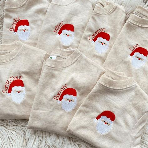 Christmas T Shirt Ideas, Diy Christmas Shirt, Couples Sweatshirts Hoodie, Christmas Sweatshirt Ideas, Christmas Embroidery Ideas, Fashion Installation, Christmas Applique Designs, Crewneck Embroidery, Embroidered Apparel