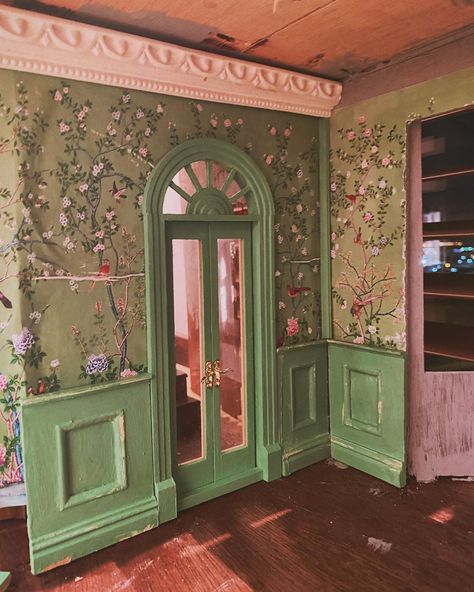 Southern Gothic Room Aesthetic, Old Victorian Interior, Green Dollhouse, Victorian Interior Design Living Room, Vintage Dollhouse Aesthetic, Gothic Green, Southern Gothic Dollhouse, Southern Gothic Interior, Dollhouse Ceiling Ideas