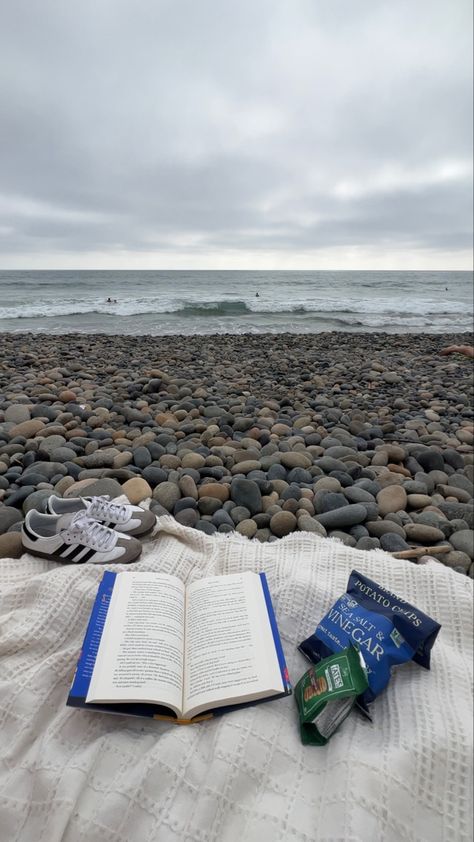 Alexa Esco, Ins Wallpaper, Summer Reading Asthetics, Beach Reader Aesthetic, Reading At Beach Aesthetic, Alexa Aesthetic, Beach Read Aesthetic, Reads Aesthetic, Reading Books On The Beach Aesthetic