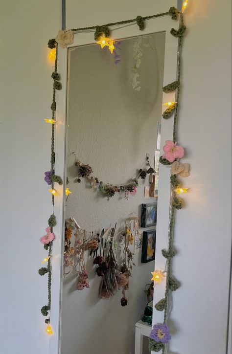 Crochet Room Decor Cottage Core, Crochet Flowers Room Decor, Room Ideas Crochet, Crochet Room Accessories, Crochet Diy Ideas Home Decor, Room Crochet Ideas, Crochet Projects Room Decor, Aesthetic Crochet Room Decor, Crotchet Room Decor Ideas