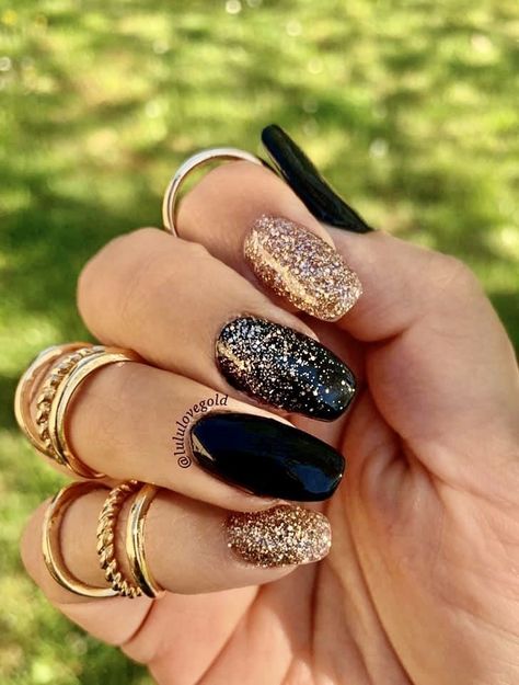 (paid link) Nail Colours - powder nails Black Nails And Gold Glitter, Glitter Gold Nails Ideas, Black And Nails Gold, Black Nail Gold Tip, Black Nail Art With Glitter, Black And Gold Nails Wedding, Nails Black Gold Glitter, Gold Black Nails Ideas, Nyårsnaglar Glitter