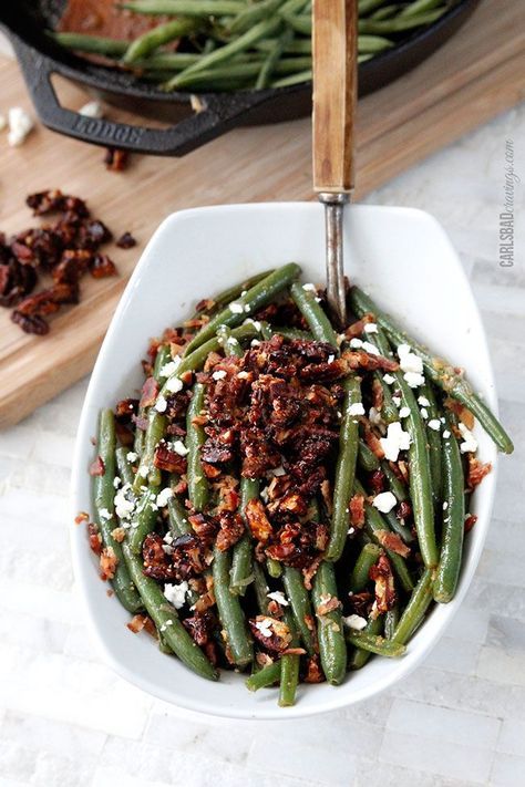 Stovetop Thanksgiving Sides, Maple Green Beans, Unique Thanksgiving Recipes, Good Green Bean Recipe, Easy Green Bean Recipes, Thanksgiving Green Beans, Caramelized Pecans, Turkey Side Dishes, Green Bean Dishes