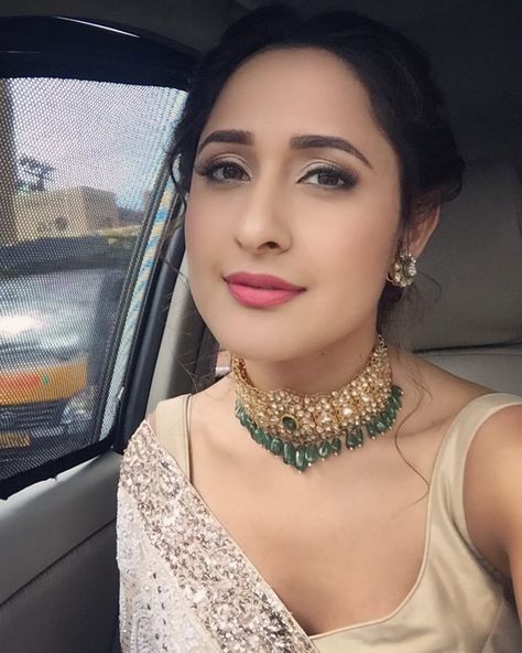 Pragya Jaiswal, Indian Choker, Indian Choker Necklace, Necklaces Choker, Pure Gold Jewellery, Choker Necklace Designs, Choker Designs, Necklace Set Indian, Gold Necklace Indian