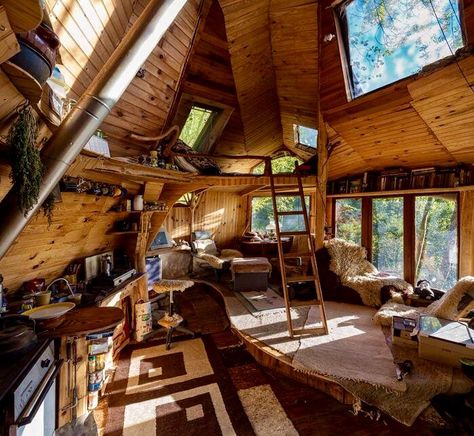 wonderful tree house interior Design Casa Piccola, Tree House Interior, Luxury Tree Houses, Casa Hobbit, Tree House Diy, Tree House Kids, Cool Tree Houses, Tree House Designs, Small Cabin