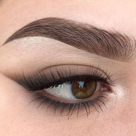 Smoked Liner, Eyeliner Smokey, Trucco Smokey Eye, Eyeliner Aesthetic, Smokey Cat Eye, Eyeliner Designs, Winged Eyeliner Tutorial, Eyeliner Hacks, Smokey Eyeliner