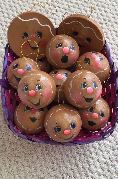 Hand Painted Gingerbread Ornaments, Ginger Bread Man Crafts, Ginger Bread Ornaments, Gingerbread Diy Ornaments, Diy Gingerbread Ornaments, Gingerbread Faces, Gingerbread Diy Crafts, Gingerbread Craft, Winter Diy Crafts