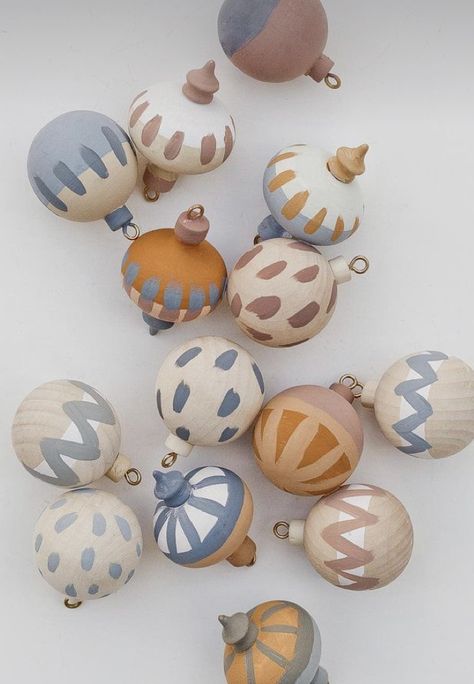 Diy Christmas Spheres, Christmas Decorations Diy Crafts, Merry Bright Christmas, Xmas Diy, Boho Christmas, Painted Ornaments, Hand Painted Ornaments, Christmas Makes, Holiday Art