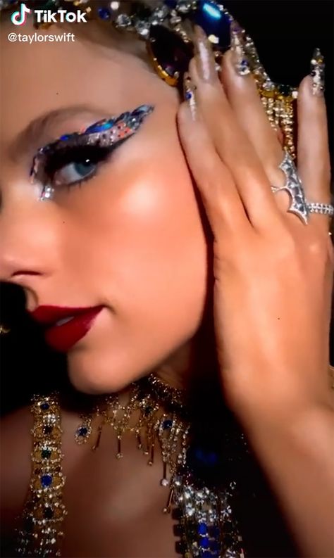 Pat McGrath talks Taylor Swift's 'Bejeweled' music video makeup looks Bejeweled Music Video, Red Ombre Lips, Music Video Makeup, Taylor Swift Makeup, Evil Stepmother, Taylor Swift Midnights, Video Makeup, Magical Makeup, Laura Dern