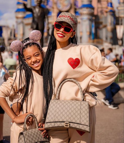 Mommy Daughter Photoshoot, Mommy And Daughter, Sibling Pictures, Magical Kingdom, Disney Mom, Pregnancy Looks, Mommy Daughter, Vacation Pictures