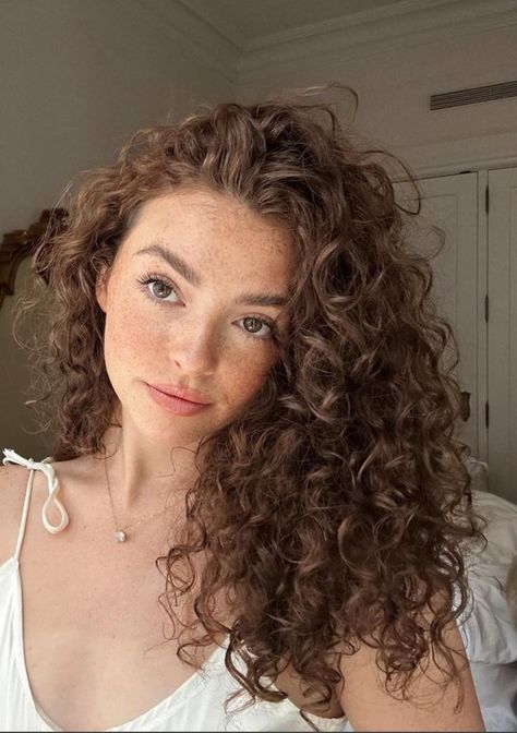 Health Curly Hair, Kelsey Simone Instagram, Curly Hair With Face Framing Pieces, Curly Hair Selfie Ideas, Balayage Hair Curly Natural, Curly Aesthetic Hairstyles, Long Bangs Curly Hair, White Girl Curly Hair, Golden Brown Curly Hair