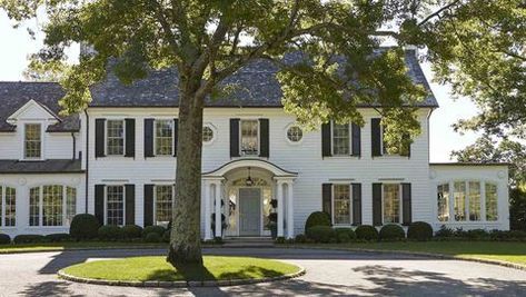 a white colonial style house with black shutters David Netto, Beautiful Houses Exterior, Beach Mansion, Stair Gallery, Timeless Architecture, Exterior Design Ideas, Colonial Exterior, Colonial Home, Colonial Style Homes