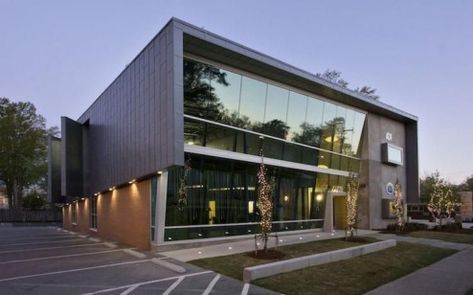 40 Amazing Office Architecture Building Ideas - SweetHomes #commercialandofficearchitecture #commercial #and #office #architecture Small Office Building Facade Design, Small Modern Office Building Exterior, Small Office Building Facade, Small Office Facade, Small Office Building Architecture, Office Building Small, Small Office Exterior Design, Industrial Building Facade, Office Building Facade