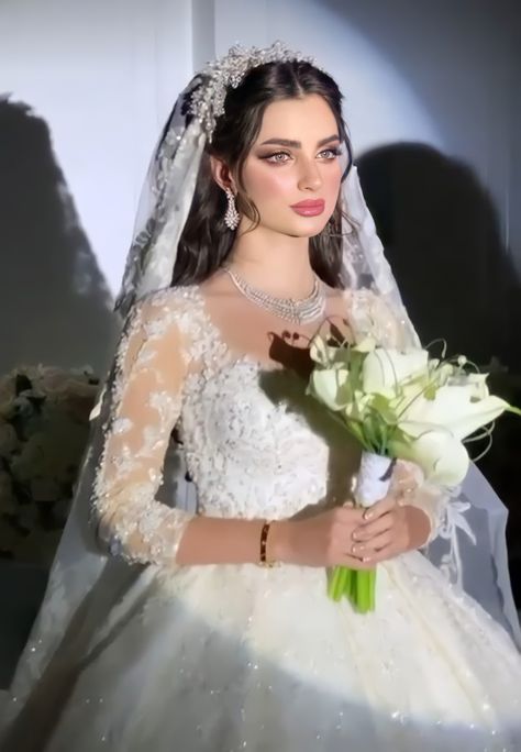 Wedding Dresses To Hide Pregnancy, Bride Hairstyles With Veil Down, Bridal Hairstyle With Veil, Emo Bride, Bridal Hairstyles With Veil, Bride Hairstyles With Veil, Wedding Dress Aesthetic, Wedding Hair Trends, Bridal Hair Down