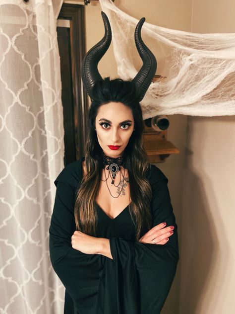 Maleficent halloween costume Malifisenta Costume, Villain Party, Maleficent Halloween Costume, Disney Villain Party, Maleficent Halloween, Villains Party, Maleficent Costume, Disney Villain, Halloween Costumes Makeup