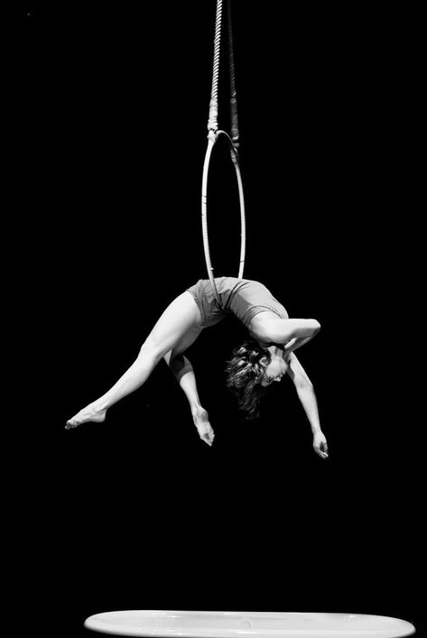 Aerial Hoop Moves, Aerial Hoop Lyra, Circus Aesthetic, Trapeze Artist, Aerial Fitness, Aerial Acrobatics, Aerial Dance, Yoga Iyengar, Aerial Arts