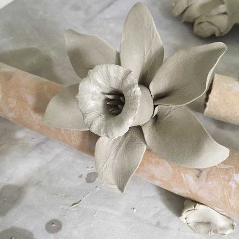 How to Make a Large Daffodil out of Clay - Ceramic artist Carolyn Clayton Flowers Clay, Pottery Handbuilding, Garden Pottery, Flower Sculptures, Hand Built Pottery, Pottery Techniques, Pottery Sculpture, Sculpting Clay, Facial Features