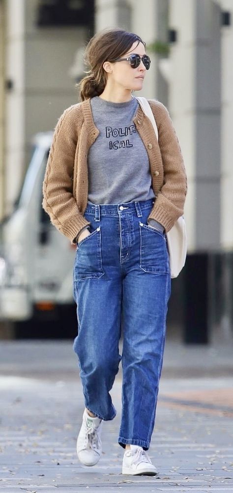 Rose Byrne Street Style Rose Byrne Style, Lucy Hale Outfits, Simple Style Outfits, Rose Byrne, Mum Fashion, Casual College Outfits, Business Casual Outfits For Women, Stylish Dresses For Girls, Mom Outfits