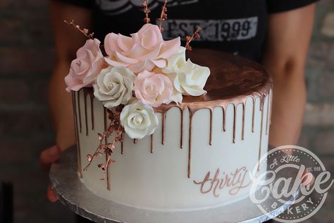 Rose Gold Drip Cake With Sugar Flowers Bolo Drip Cake, Birthday Cakes For Girls, Green Birthday Cakes, Birthday Cake Roses, Cakes For Girls, Wedding Shower Cakes, Rose Gold Cake, 13 Birthday Cake, Gold Birthday Cake