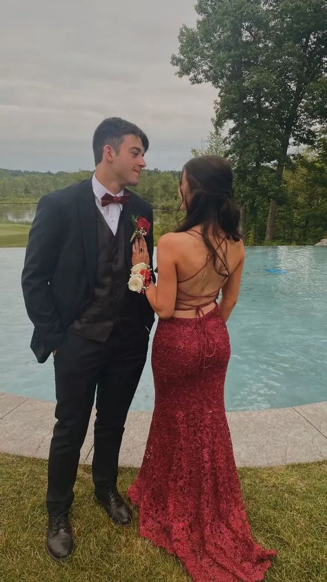 Maroon Prom Dress Couple, Prom Picture Backgrounds, Rain Prom Pictures, Prom Poses For Guys, Maroon Prom Couple, Prom Pictures Friends Date, Winter Formal Photos, Burgundy Prom Couple, Prom Photoshoot Couples