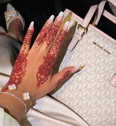 Henna On Hand, Henna Ink, Cute Henna Tattoos, Henna Style Tattoos, Henna Inspo, Red Henna, Pretty Henna, Henna Nails, Henna Inspired Tattoos