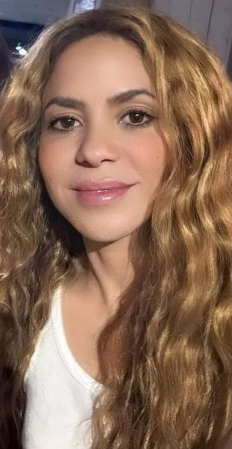 Shakira Without Makeup, Id Card Photo Makeup, Shakira Video, Shakira Photos, Video Call With Boyfriend Screen Photo, Video Call, Without Makeup, Shakira, Makeup