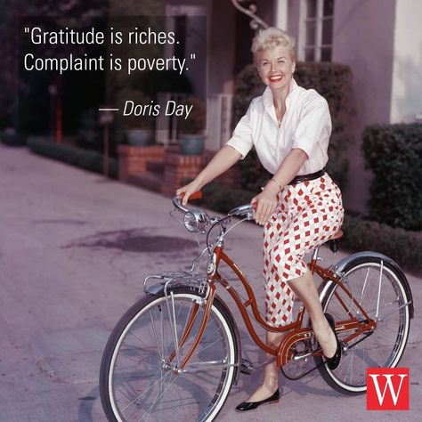 1950s Movie Stars, Doris Day Show, Motivation To Start, Grace Kelly Style, Pictures Of Celebrities, Hollywood Golden Era, Physically Fit, Doris Day, Riding A Bike