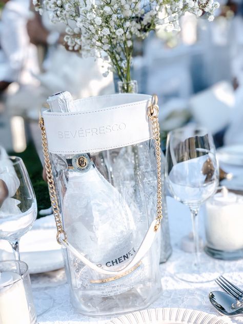 Dinner En Blanc Table Decor Elegant, Diner En Blanc Centerpiece Ideas, Diner En Blanc Table Decorations, Dinner En Blanc Table Decor, Diner En Blanc Food Ideas, Diner En Blanc Table Ideas, White Dinner Table, Dinner Under The Stars, White Picnic