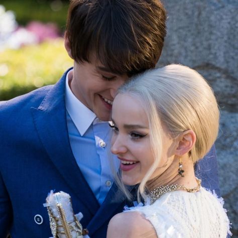 Descendants Mal And Ben, Descendants Ben, Descendants Pictures, Mal Descendants, Disney Descendants Movie, Disney Channel Movies, Mal And Evie, Disney Channel Descendants, Disney Descendants 3