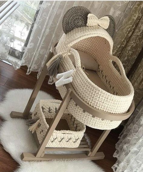 Crochet Moses Basket, Baby Sleeping Basket, Idee Babyshower, Baby Moses, Baby Moses Basket, Baby Room Inspiration, Baby Baskets, Baby Room Design, Haken Baby