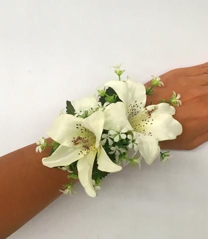 White Corsage Prom, Corsage Formal, Prom Flowers Corsage, White Corsage, Homecoming Flowers, Wrist Corsage Prom, Prom Corsage And Boutonniere, Homecoming Corsage, Diy Corsage