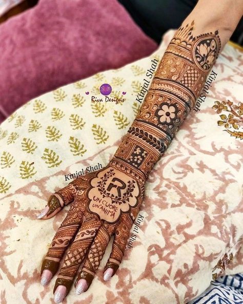 Name Mehndi Design For Bride, Mehandi With Name, Bridal Mehendi Back Hand With Name, Henna Design With Name, Name Design Mehndi, Initial Mehndi Designs, Mehendi Designs With Names, Bridal Mehendi With Name, Bridal Dulha Dulhan Mehndi Design