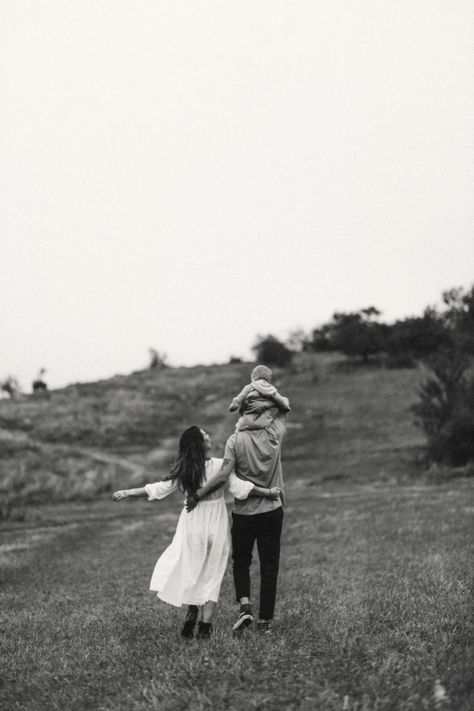 Autumn Family Photoshoot, Kiss And Hug, Candid Family Photography, Outdoor Family Photoshoot, Mini Workout, Family Photoshoot Poses, Outdoor Family Photography, Family Portrait Poses, Family Nature