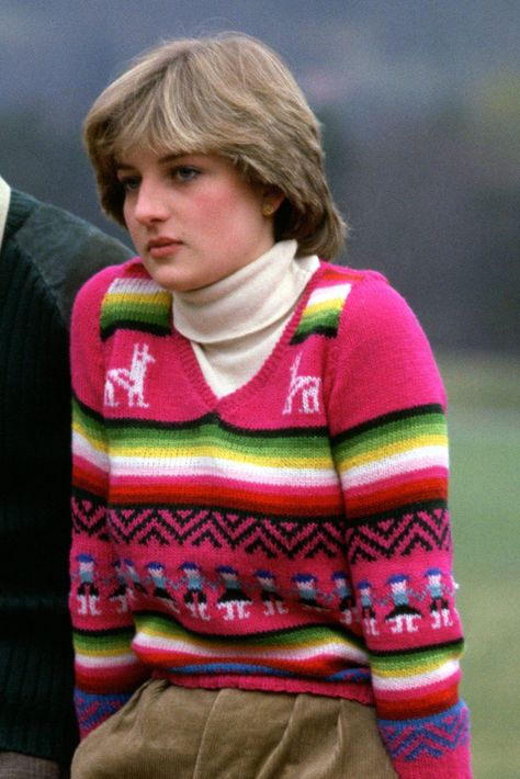 Princess Diana wore a lot of things in her day, many of which were very good. But for all her frilled gowns, skirted suits, and outfit-matching hats, it's in her sweater game that her true fashion genius shines through. #princessdiana #royals #britishroyals #fashion #royalfashion #fallfashion #sweaters #sweateroutfits #statementsweaters #verytandc Princess Diana Sweater, Diana Sweater, Girls Holding Hands, Princesa Real, Jeweled Sweater, Rowing Blazers, Princess Diana Pictures, Reindeer Sweater, Princes Diana