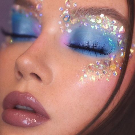 Blue Stage Makeup, Glitter Freckles Makeup, Fantasy Makeup Ideas Creative, Blue Festival Makeup, Edc Makeup, Little Mermaid Makeup, Maquillage Yeux Cut Crease, Halloweenský Makeup, Freckles Makeup