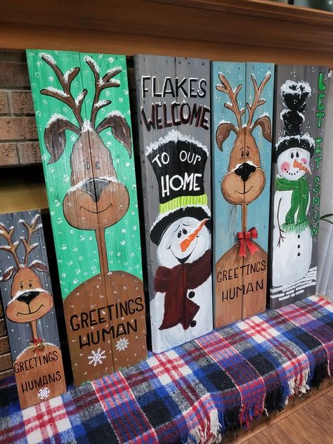 Christmas Porch Board Ideas, Christmas Wood Pallets Ideas, Wood Board Christmas Crafts, Wood Crafts Christmas Project Ideas, Christmas Wood Signs Porches, Porch Leaners For Christmas, Christmas Wood Crafts Diy Wooden Signs, Christmas Porch Leaners Diy, Christmas Crafts To Sell 2023