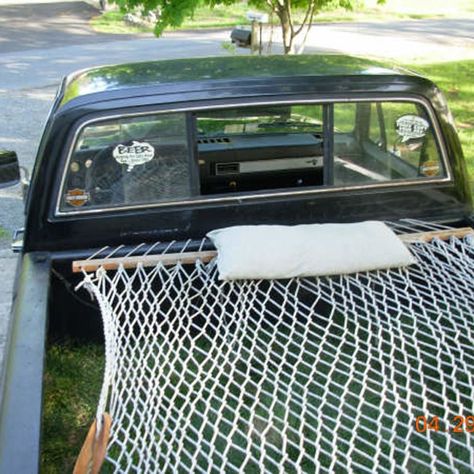 truck hammock & other truck bed hacks Truck Bed Date, Bed Hacks, Truck Bed Drawers, Truck Bed Lights, Vw Caddy Mk1, Diy Truck Bedding, Bed Hammock, Bed Slide, Pickup Truck Accessories