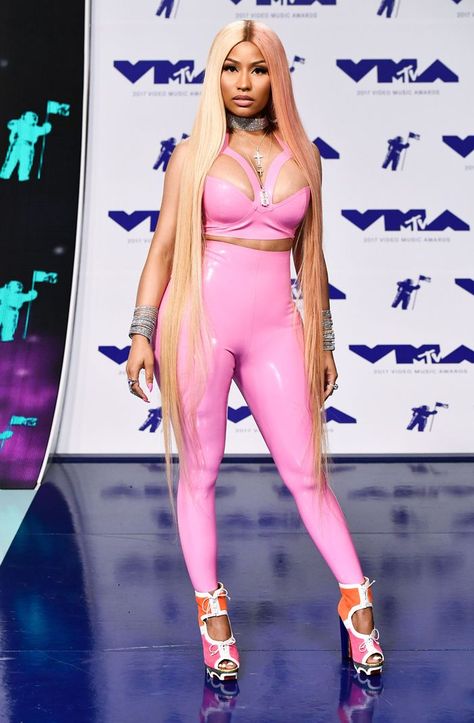 Nicki Minaj Outfits, Nicki Minaj Wallpaper, Nicki Minaj Barbie, Nikki Minaj, Nicki Minaj Photos, Nicki Minaj Pictures, Breathable Clothes, Best Red Carpet Looks, Mtv Videos