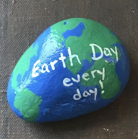 Earth Rock Painting, Rocks And Gems, Gems And Minerals, School Crafts, Earth Day, Rock Painting, Stone Painting, Ecology, The Rock