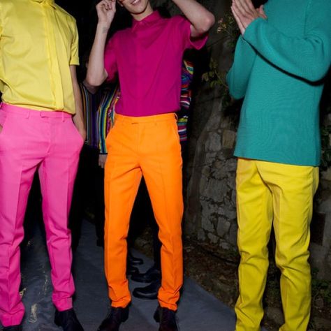 Neon is in the air! Colorful Outfits Men, Neon Party Outfits, Neon Prom Dresses, Party Outfit Men, Color Outfits, Fiesta Outfit, Neon Outfits, Wearing Color, Black Jeans Outfit