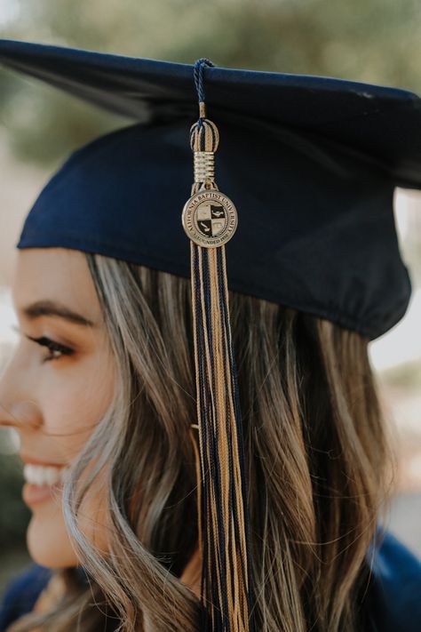 Cbu Graduation Pictures, Lsu Graduation, Cap And Gown Senior Pictures, Senior Graduation Pictures, Grad Poses, Cap And Gown Photos, Senior Photoshoot Poses, College Graduation Pictures Poses, Grad Shoot