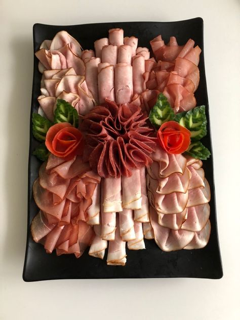 schinkenplatte belegteplatte schinken salami tomatenrose gurkenblatt garnitur garnieren plattenservice Deli Platters, Meat And Cheese Tray, Amazing Food Platters, Meat Trays, Warm Scarves, Meat Platter, Party Food Buffet, Catering Ideas Food, Charcuterie Inspiration