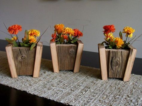 14 Summer-inspired Flower Pots Wood Flower Pots, Wooden Plant Pots, Wooden Vases, Wood Pots, Flower Pot Design, Barn Wood Projects, Barn Wood Crafts, Hanging Plants Indoor, Diy Flower Pots