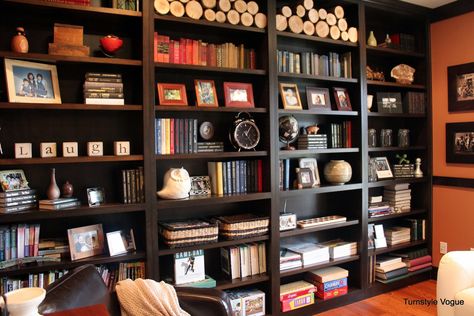 decorating bookshelves | Homey Home Design revealed her kitchen renovation and it’s bright ... Dark Bookshelves, Brown Bookshelves, Decorative Bookshelves, Large Bookshelves, Cool Bookshelves, Decorating Bookshelves, Bookshelves In Living Room, Bookcase Styling, Funky Junk Interiors