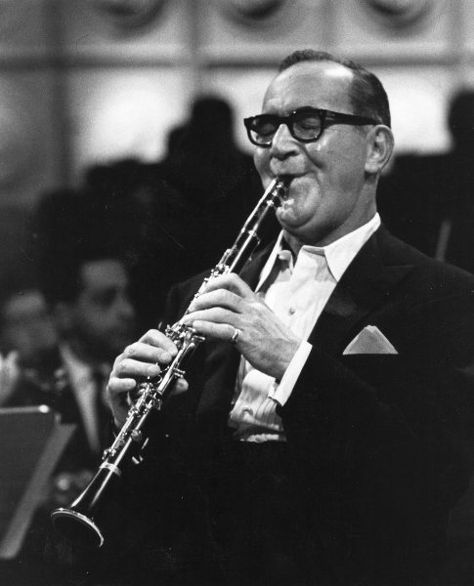 Benny Goodman----UN BLANCO DESEMBARCO CON EL CLARINETE Y SU ORQUESTA EN LA SEGUNDA GUERRA MUNDIAL Y OFRECIO POR PRMERA VEZ UN JAZZ NO NEGRO...NO MARGINAL,,,, Jazz Portraits, Benny Goodman, Diana Krall, Herbie Hancock, Jazz Artists, Figurative Abstract, All That Jazz, Band Music, Miles Davis