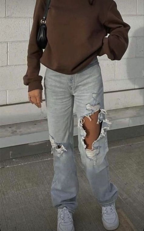 Outfit Ripped Jeans Aesthetic, Aesthetic Clothes Cute, School Outfits Ideas, Cute School Outfits, Casual Outfits Fashion, Mom Jeans Outfit, Ripped Mom Jeans, Clothes Cute, Cute Outfits For School