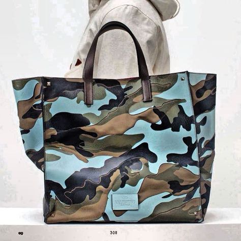 Camo Fashion, Camo Designs, Vintage Mode, Blue Camo, Camouflage Print, Hanging Bag, Cute Bags, Camo Print, Print Tote